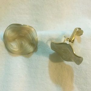 Avon White Lily Pad Earrings